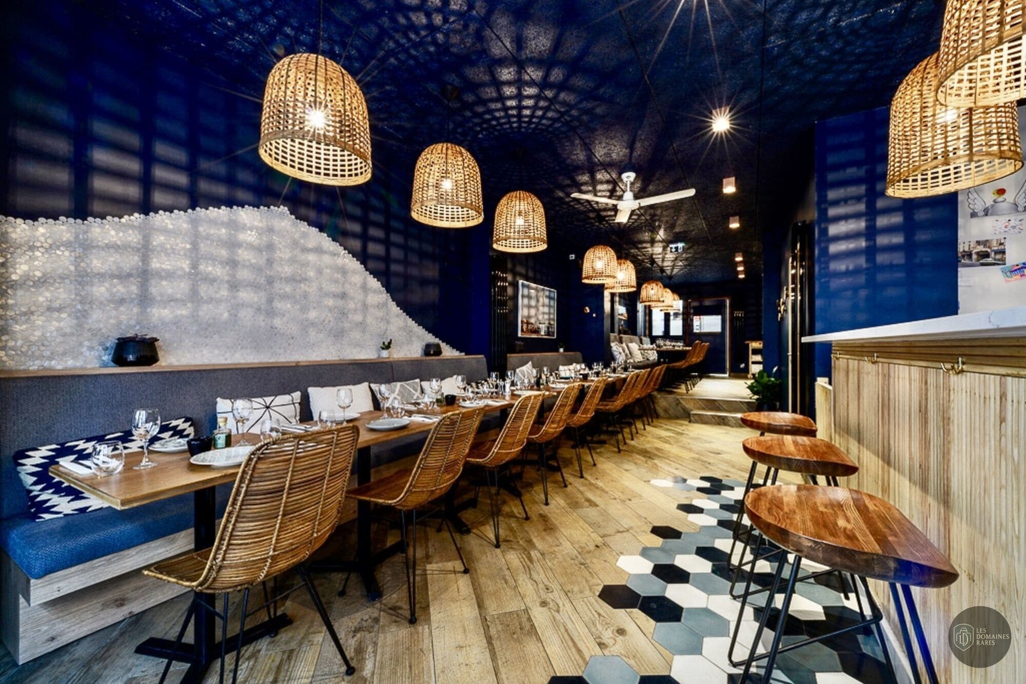 Salle du restaurant, tables dressées