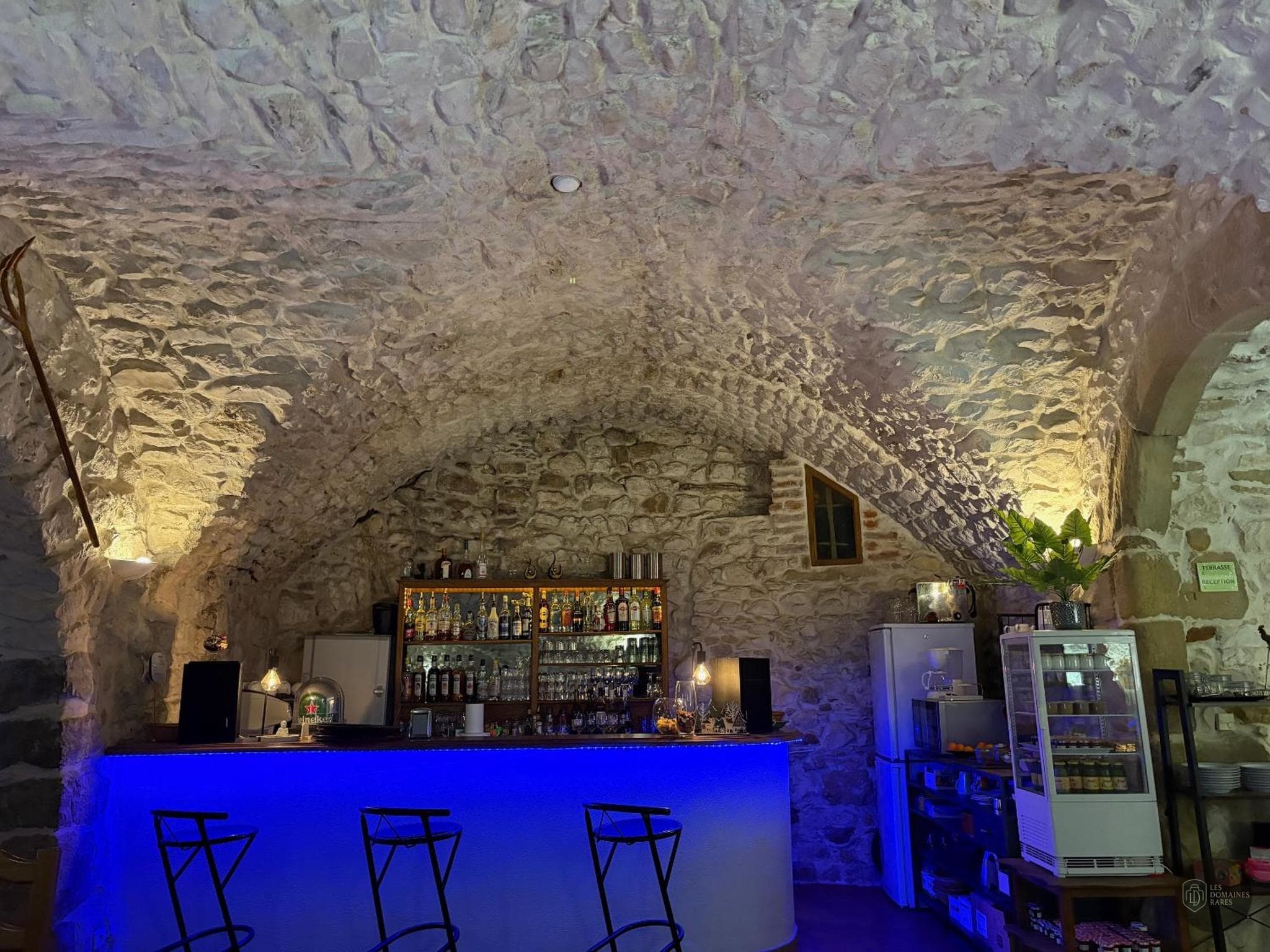 Espace intérieur de l'hôtel L'Esquielle en Occitanie