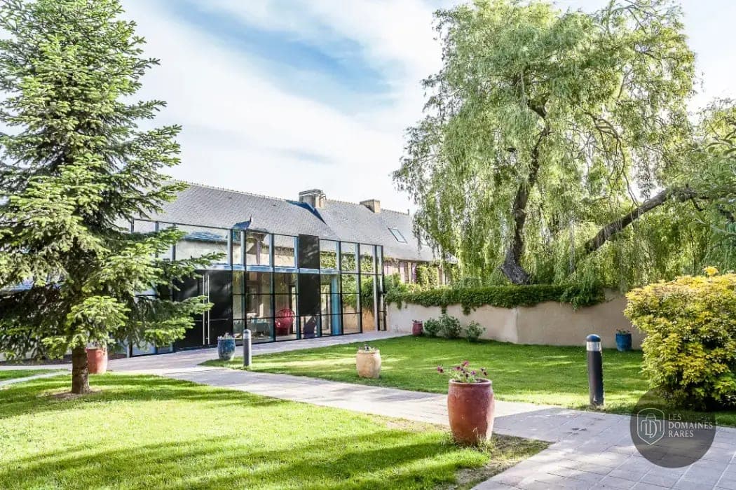Bâtiment moderne avec jardin paysager