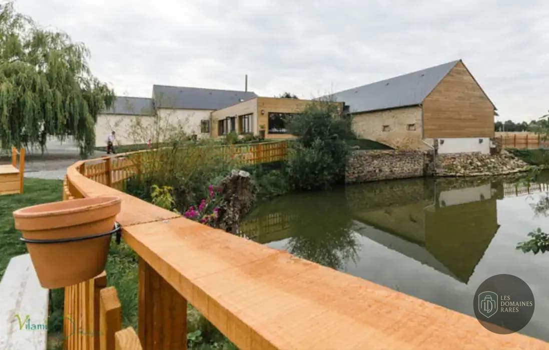 Bâtiment au bord d'un étang