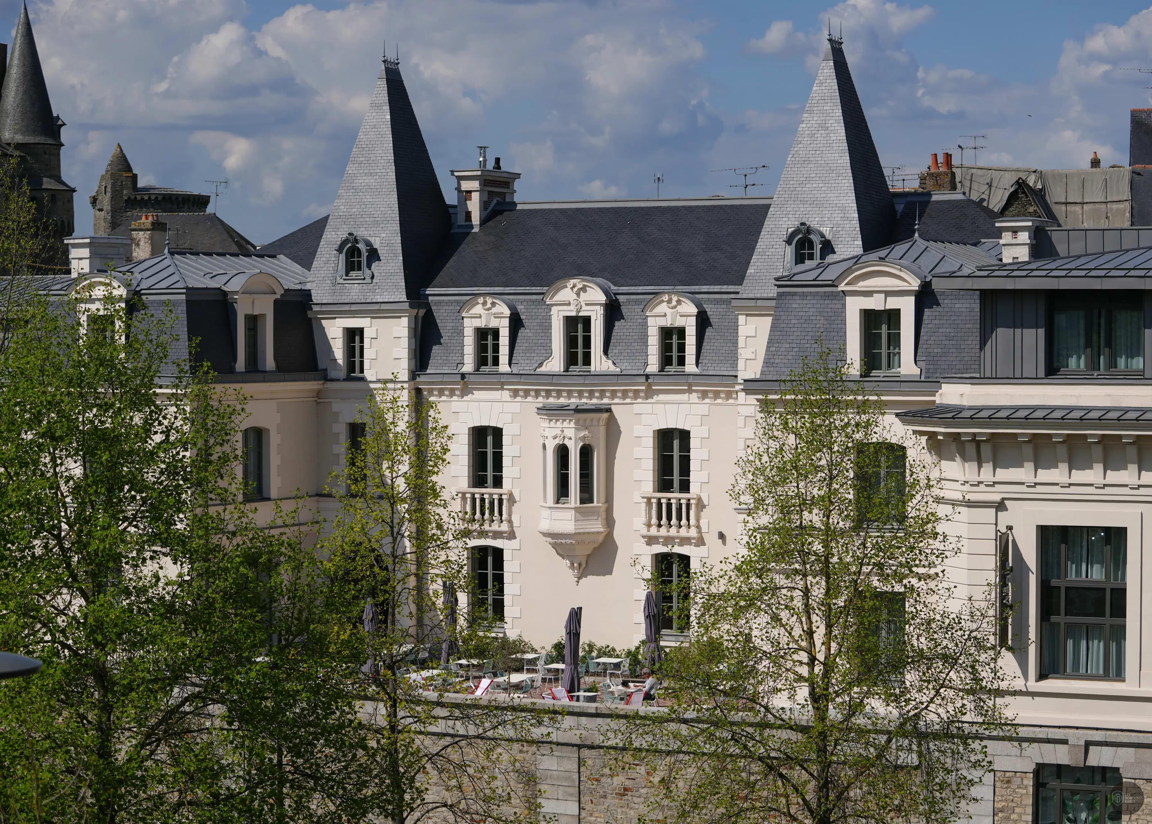 Façade du bâtiment avec balcons et arbres