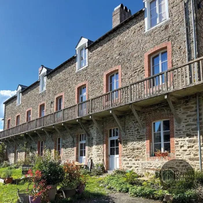 Façade en pierre avec balcon