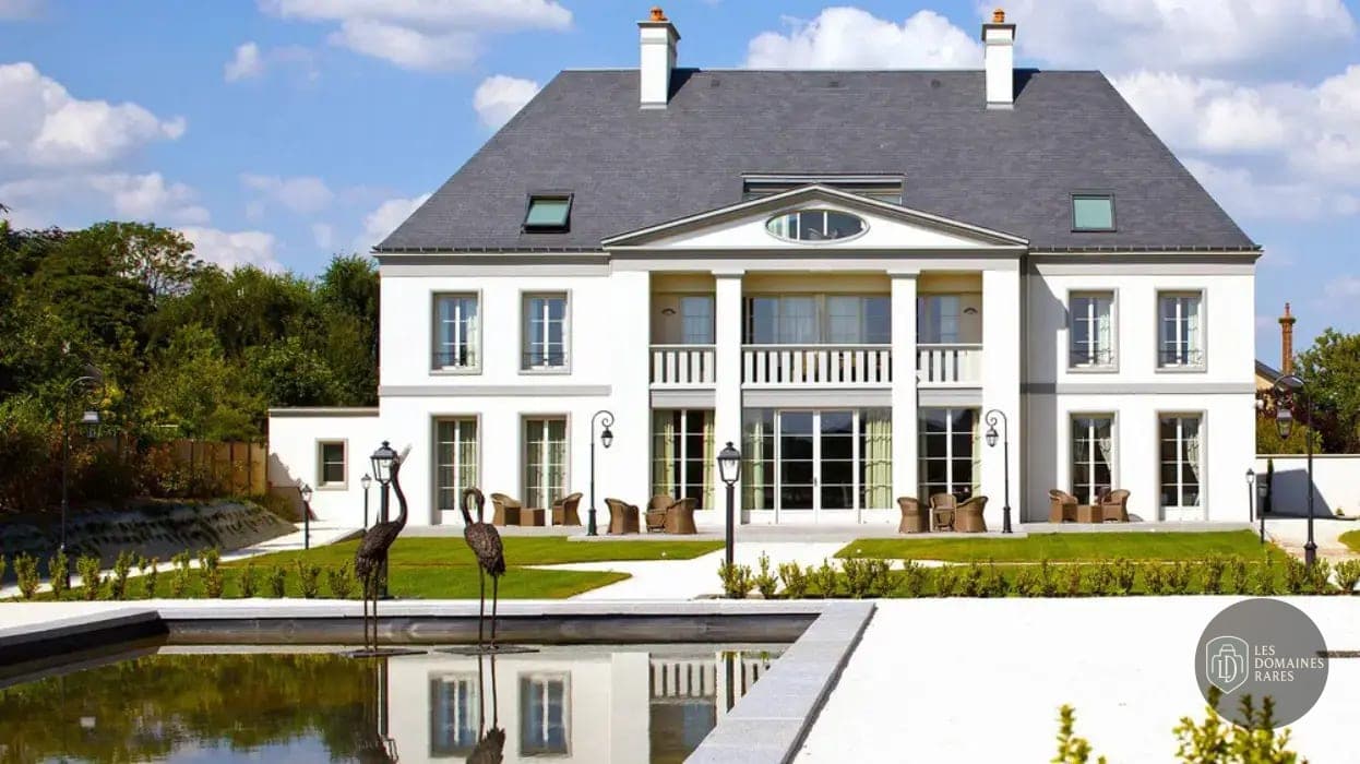 Façade principale et bassin décoratif