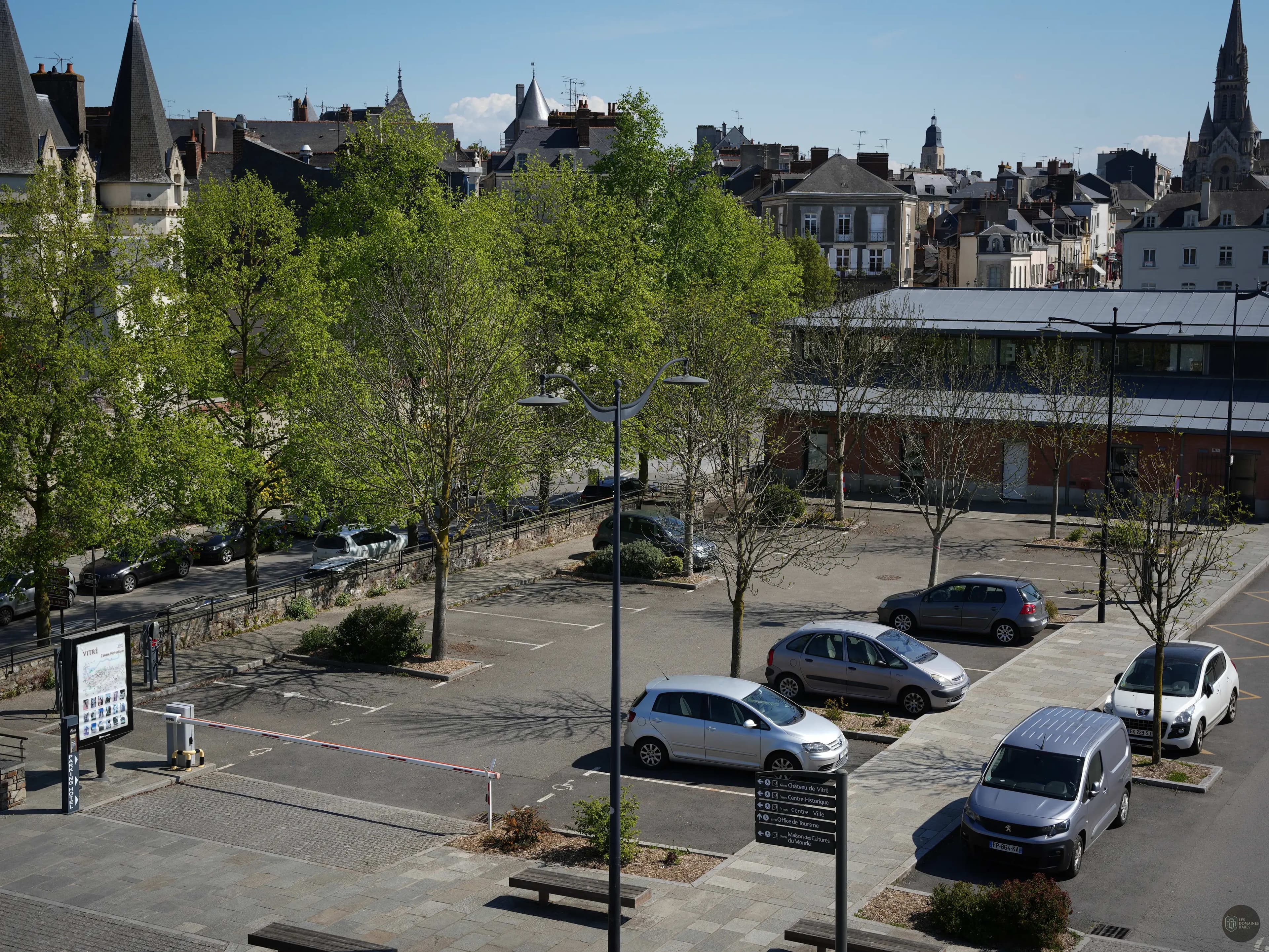 Parking extérieur et vue sur la ville