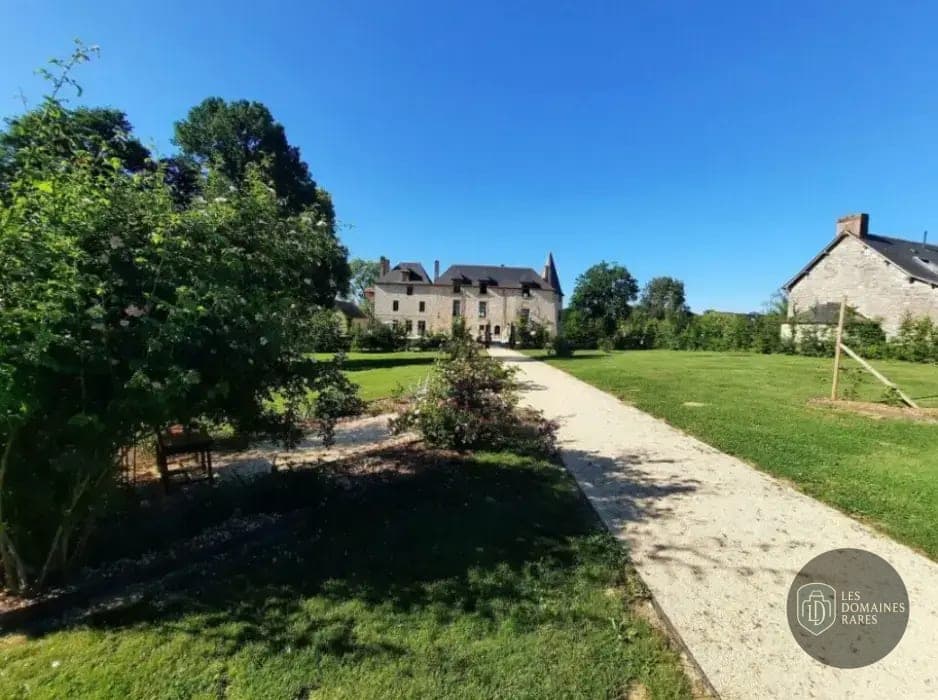Domaine avec allée et jardin