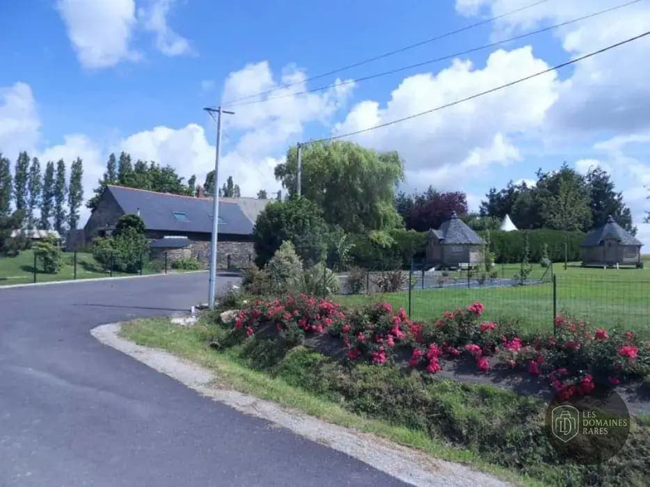 Extérieur avec bâtiments et jardin
