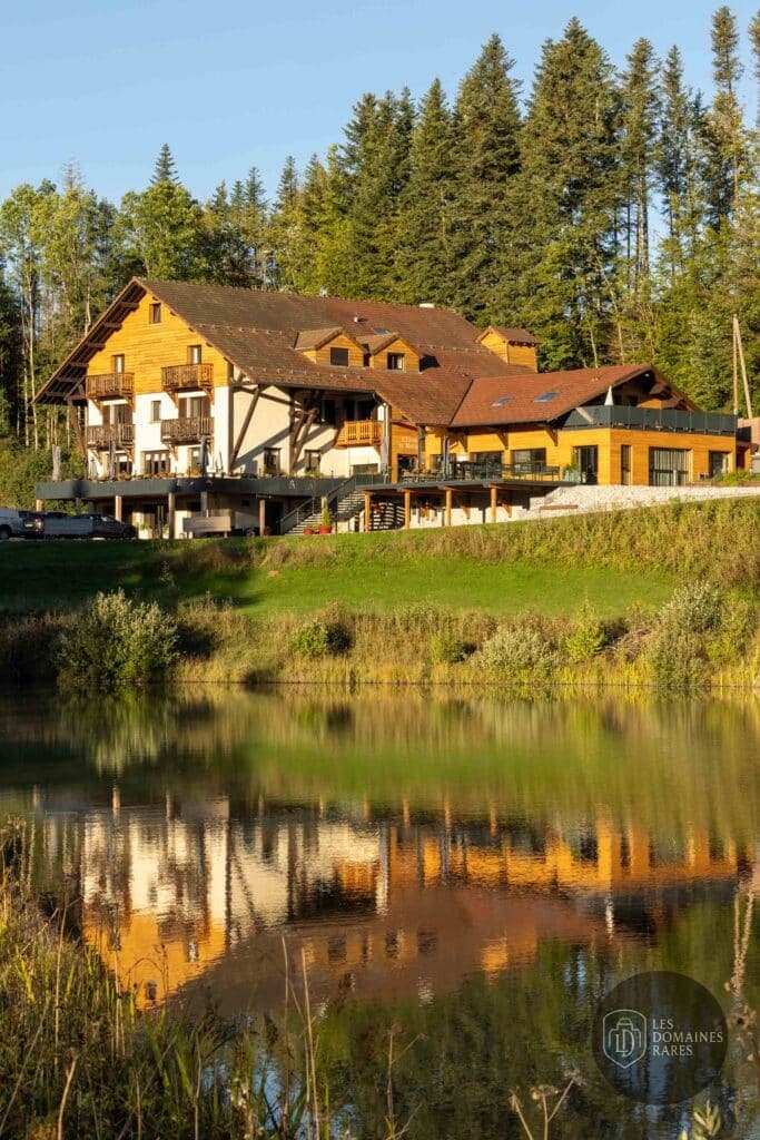 Vue extérieure de l'hôtel L'Etang du Moulin à Bonnétage en Bourgogne-Franche-Comté