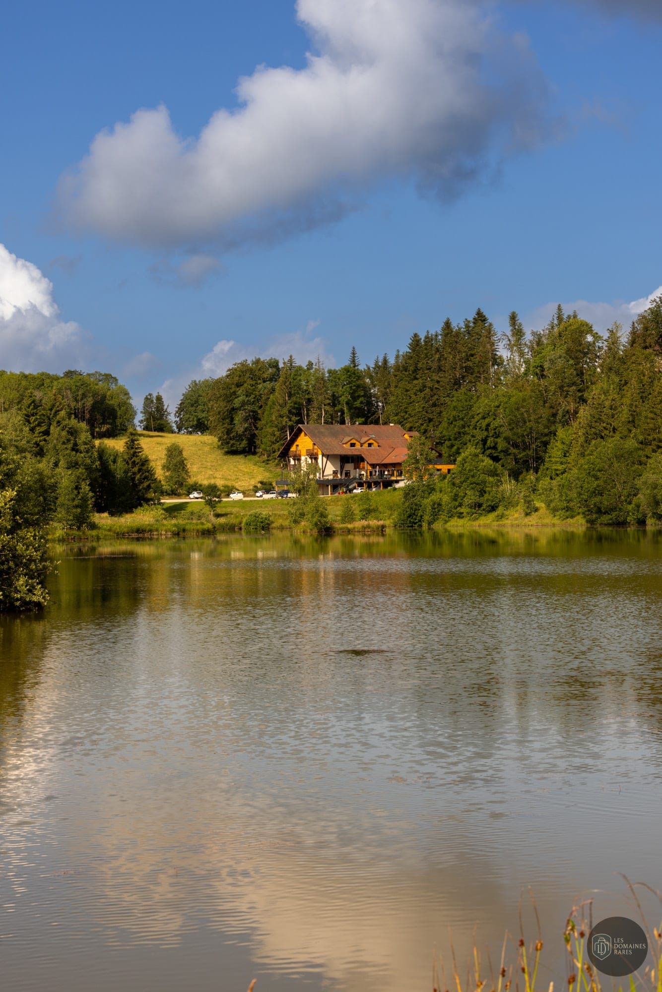 Vue extérieure de l'hôtel L'Etang du Moulin à Bonnétage en Bourgogne-Franche-Comté