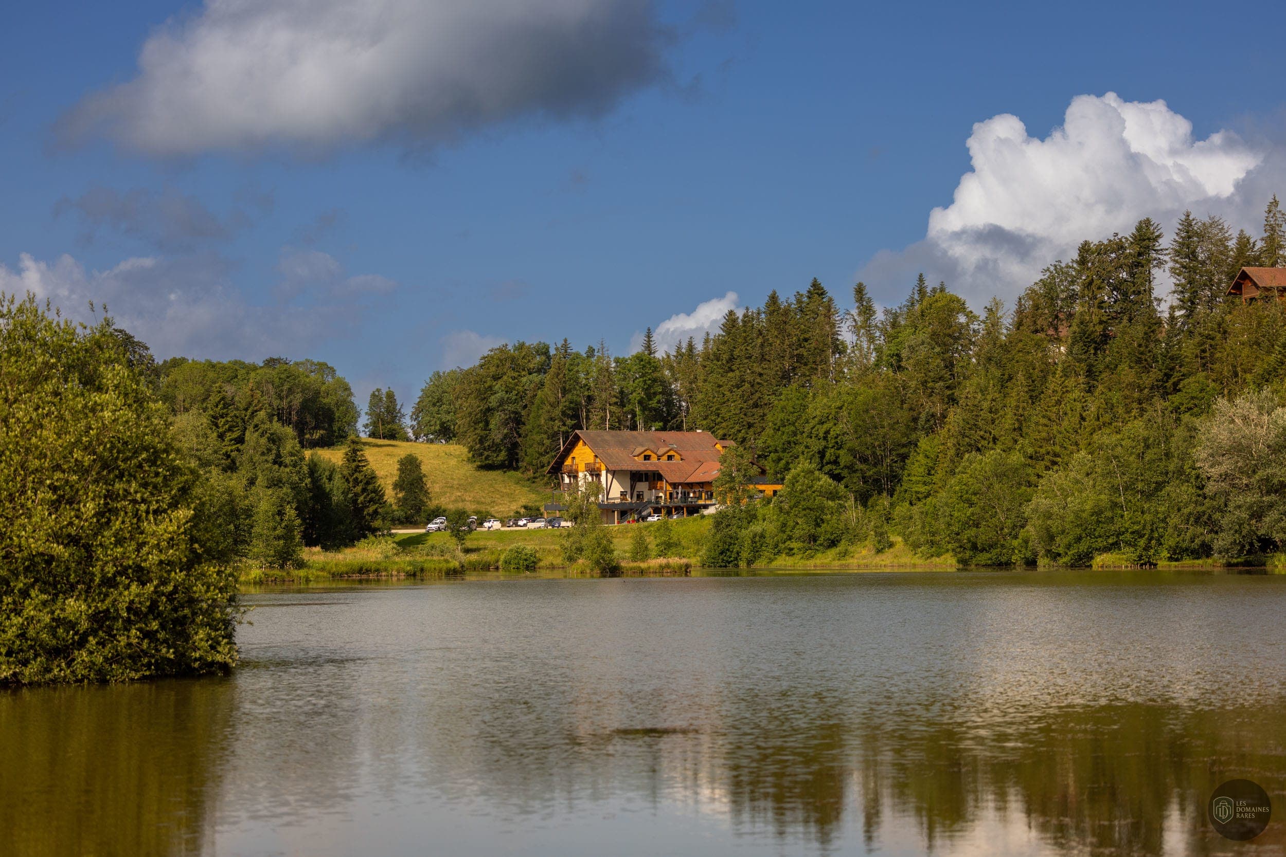 Vue extérieure de l'hôtel L'Etang du Moulin à Bonnétage en Bourgogne-Franche-Comté