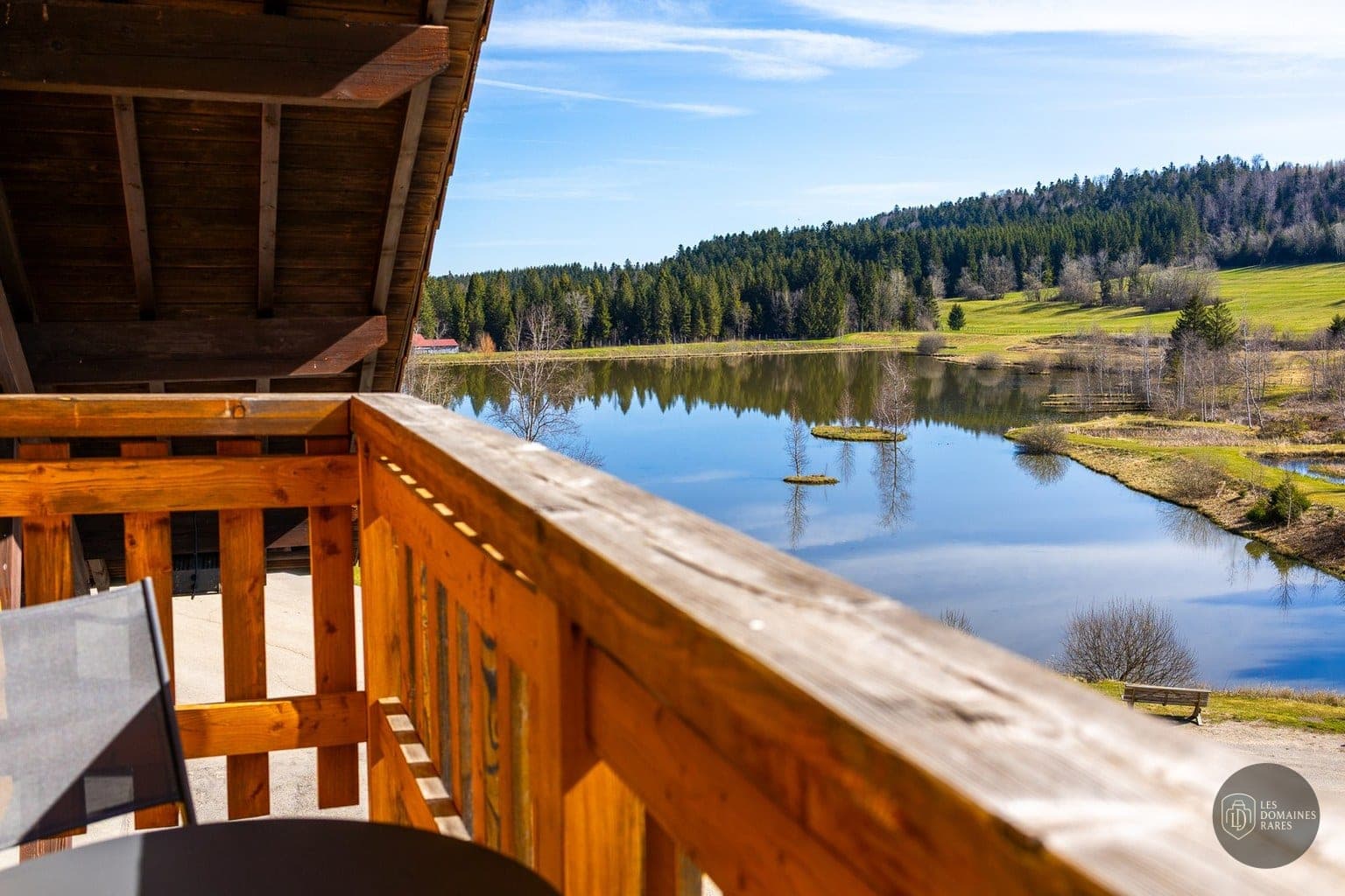 Vue extérieure de l'hôtel L'Etang du Moulin à Bonnétage en Bourgogne-Franche-Comté