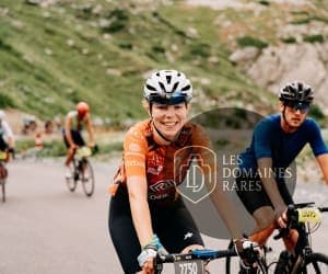 Cyclistes sur une route de montagne