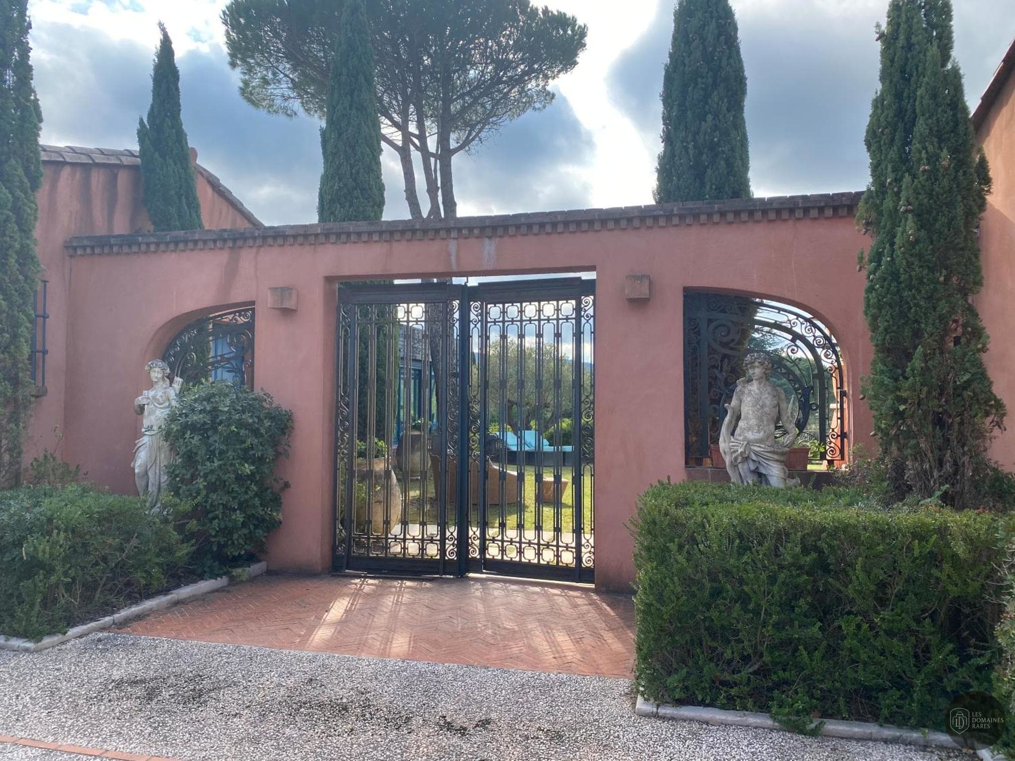 L'Hacienda — Extérieur