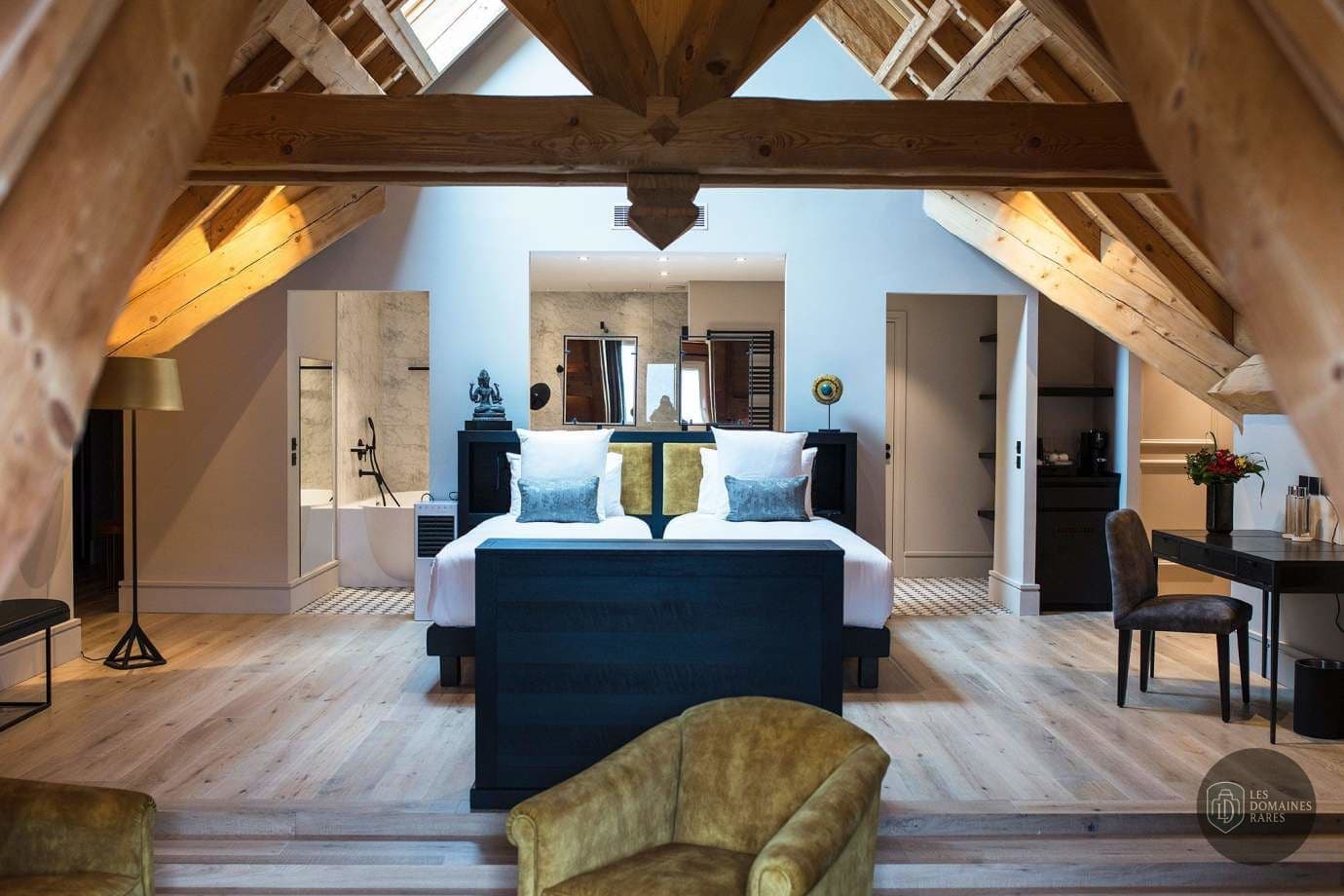 Chambre sous les toits avec salle de bain