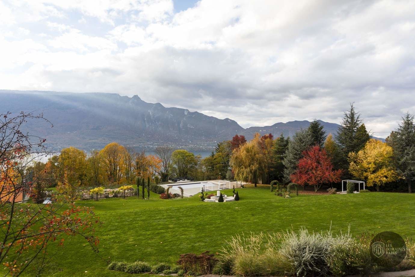 Vue panoramique sur le jardin et le lac