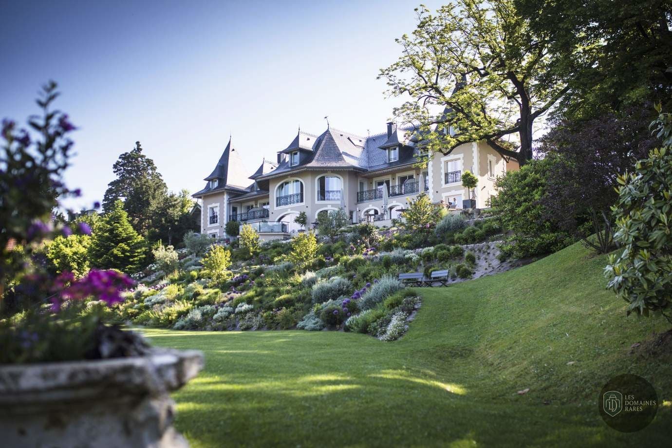 Façade de l'hôtel et son jardin