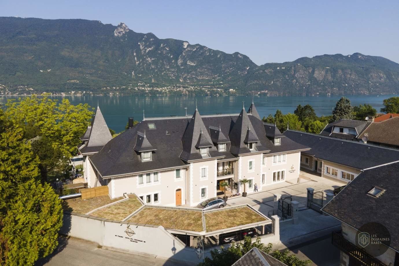 Vue aérienne de l'hôtel et du lac