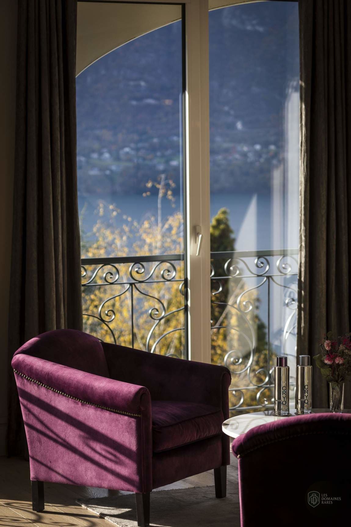 Coin salon avec vue sur le lac