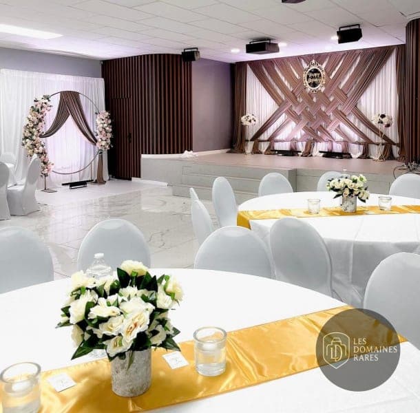 Salle de réception avec tables rondes