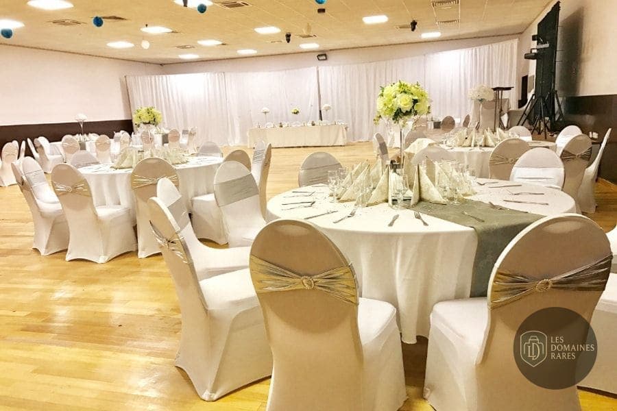 Salle de réception avec tables nappées