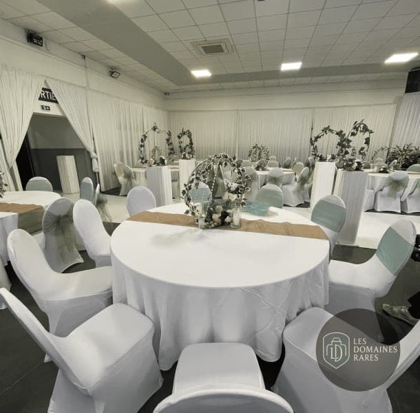 Salle de réception tables rondes décorées