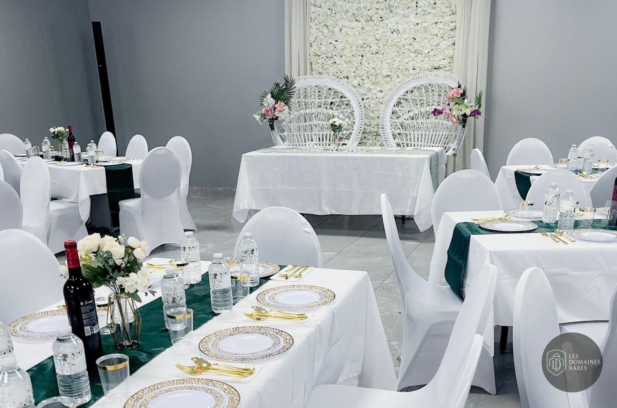 Salle de réception tables dressées mariages