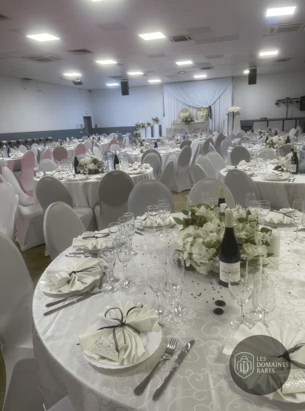 Grande salle réception tables décorées