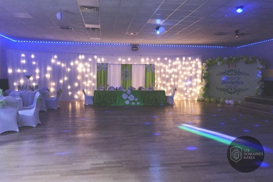 Salle de réception éclairée en bleu