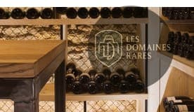 Cave à vin : étagères et bouteilles