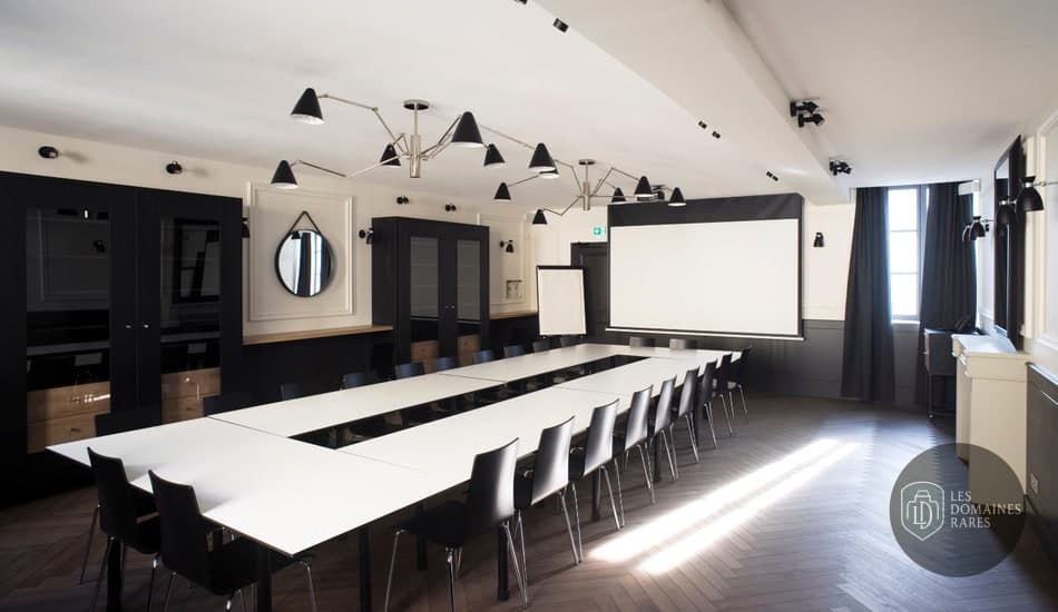 Salle de réunion avec écran
