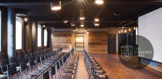 Salle de séminaire avec chaises