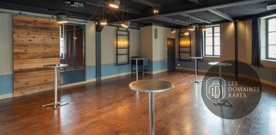 Salle de séminaire avec tables hautes