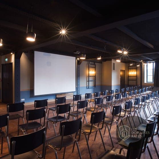 Grande salle de réunion avec écran