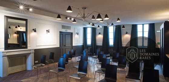 Salle de séminaire avec cheminée