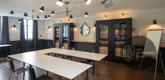 Salle de séminaire avec tables en U