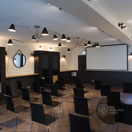 Salle de réunion avec écran et chaises