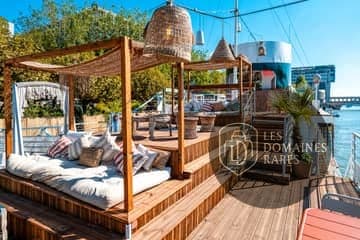 Terrasse extérieure avec canapés et coussins