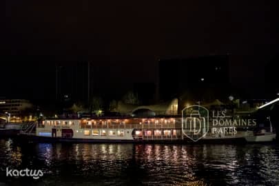 Vue nocturne du bateau événementiel