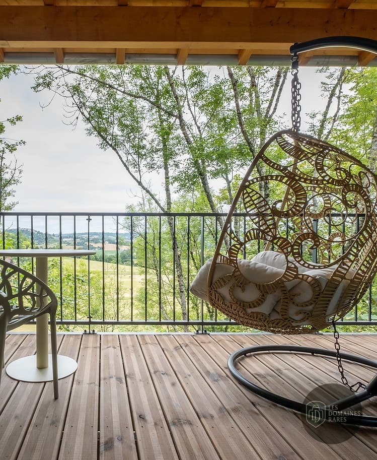 Vue extérieure de l'hôtel L'Orée du Bois en Auvergne-Rhône-Alpes
