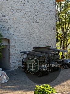 Vue extérieure de l'hôtel L'Orée du Bois en Auvergne-Rhône-Alpes