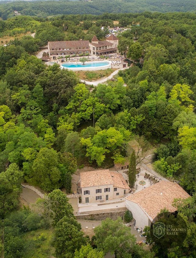 Vue extérieure de l'hôtel L'Orée du Bois en Auvergne-Rhône-Alpes