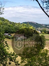 Vue extérieure de l'hôtel L'Orée du Bois en Auvergne-Rhône-Alpes