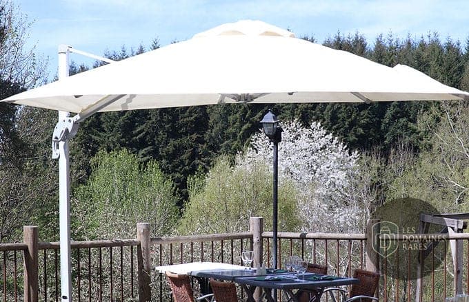 Terrasse extérieure avec table et parasol
