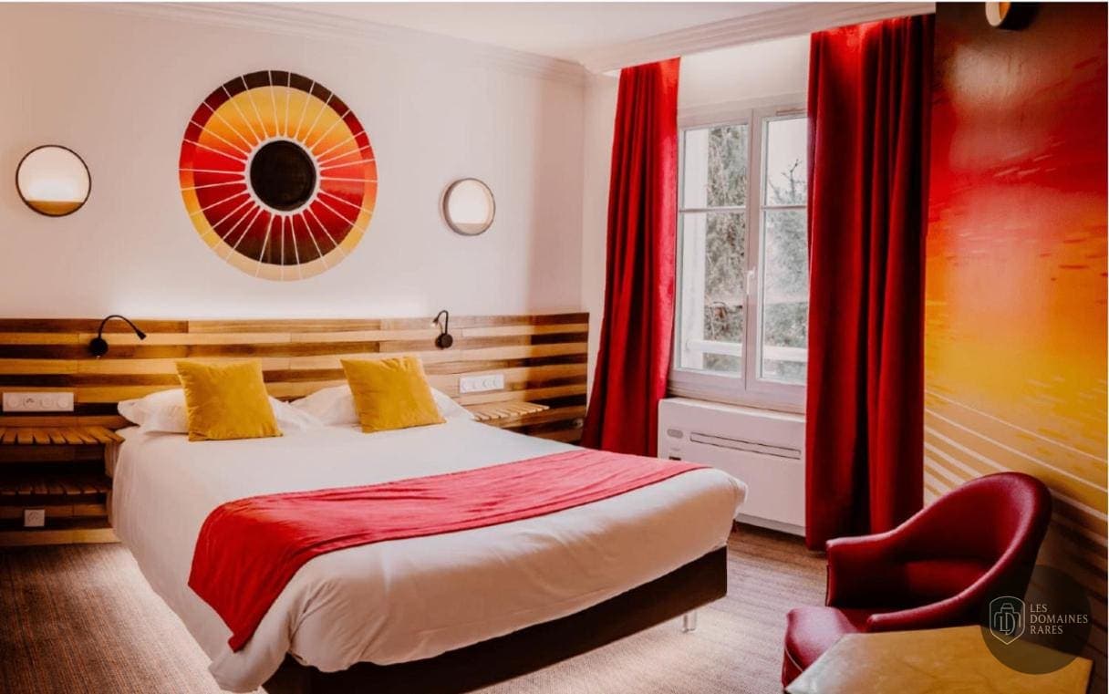 Vue extérieure de l'hôtel L'Yeuse à Châteaubernard en Nouvelle-Aquitaine