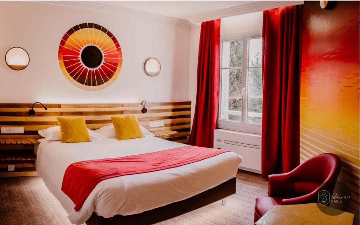 Vue extérieure de l'hôtel L'Yeuse à Châteaubernard en Nouvelle-Aquitaine