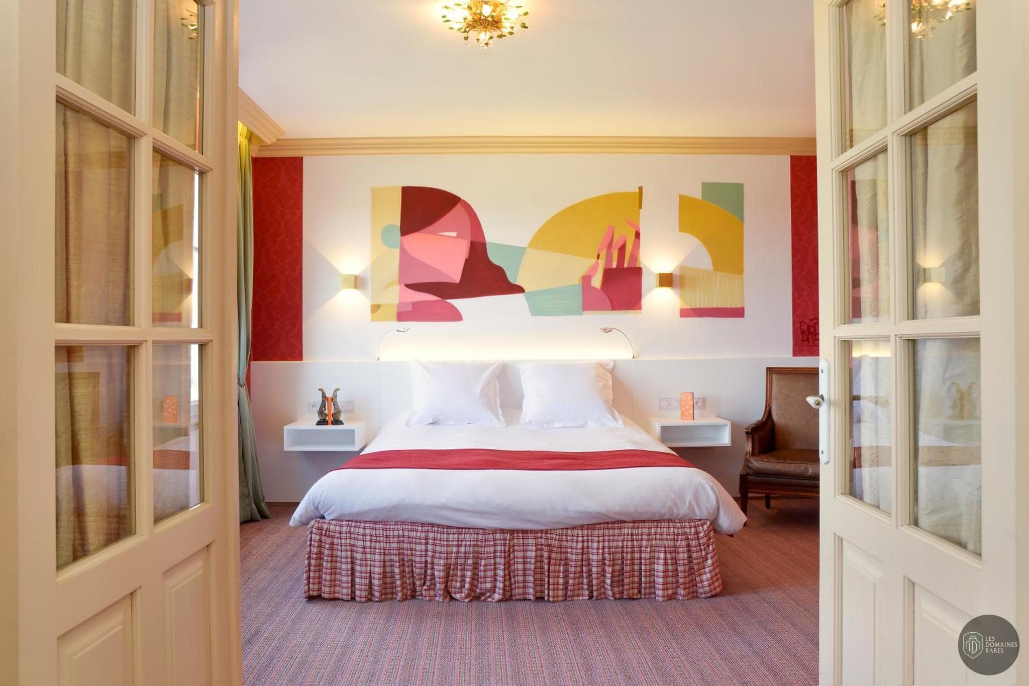 Vue extérieure de l'hôtel L'Yeuse à Châteaubernard en Nouvelle-Aquitaine