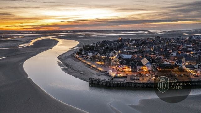 Vue aérienne du Crotoy au crépuscule
