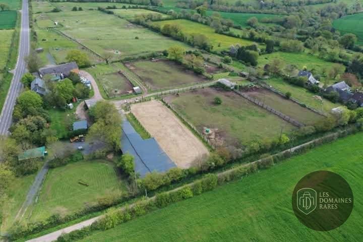 Vue extérieure du domaine La Baronnerie à Chemere en Pays de la Loire