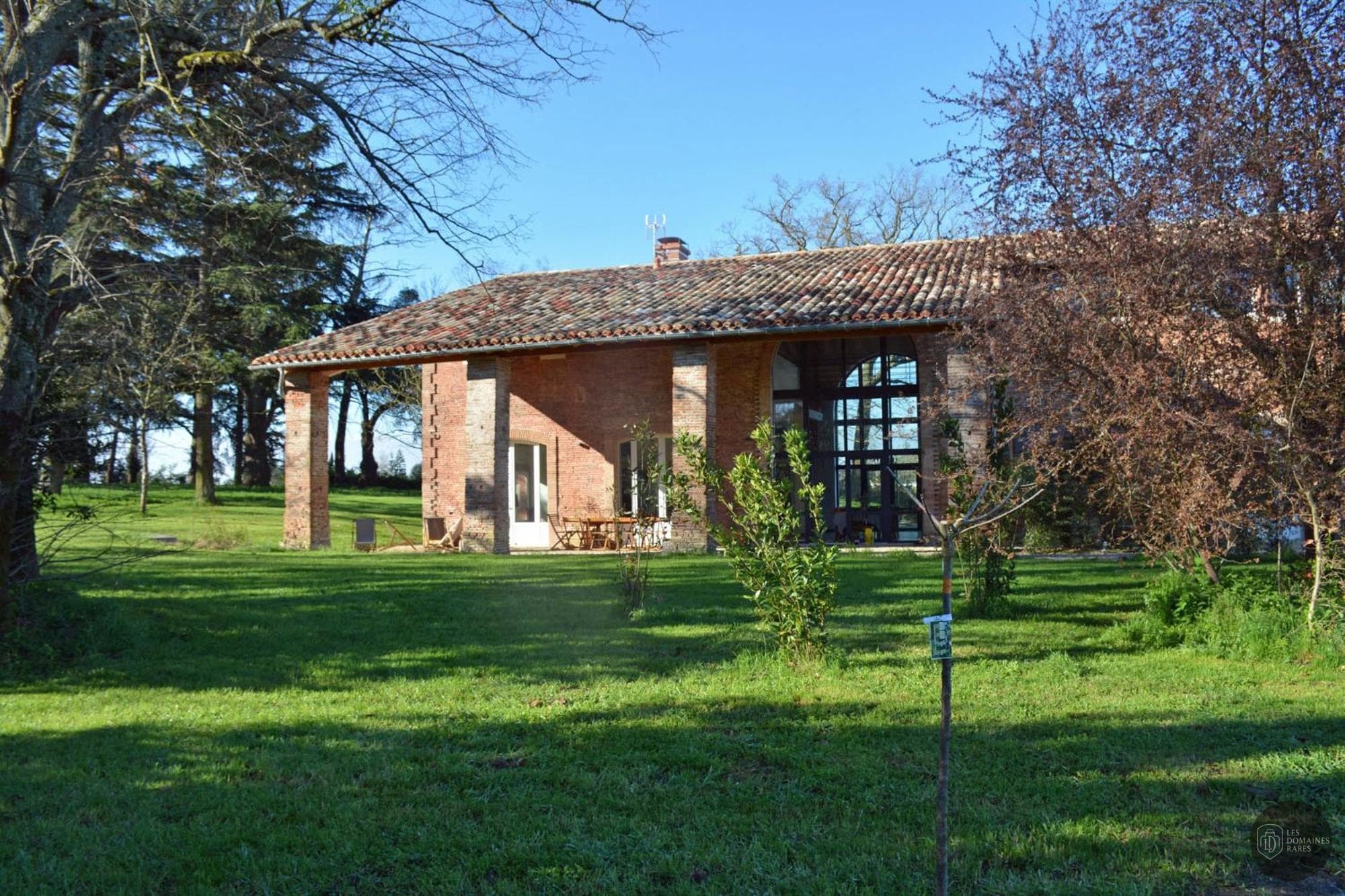 Vue extérieure du bastide La Bastide Rouge en Occitanie
