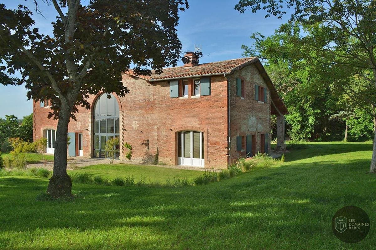 Vue extérieure du bastide La Bastide Rouge en Occitanie
