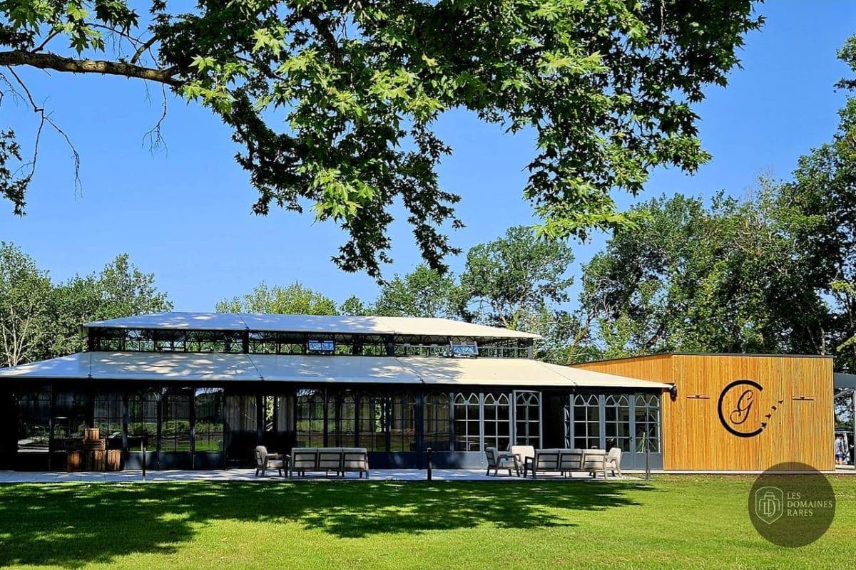 Vue extérieure de l'hôtel La Beauronne à Chancelade en Nouvelle-Aquitaine